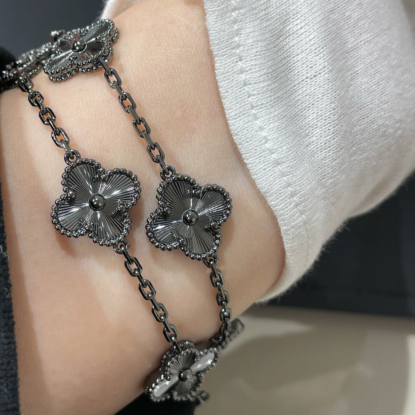 [✨ROSE💎]CLOVER 5 MOTIF BLACK BRACELET