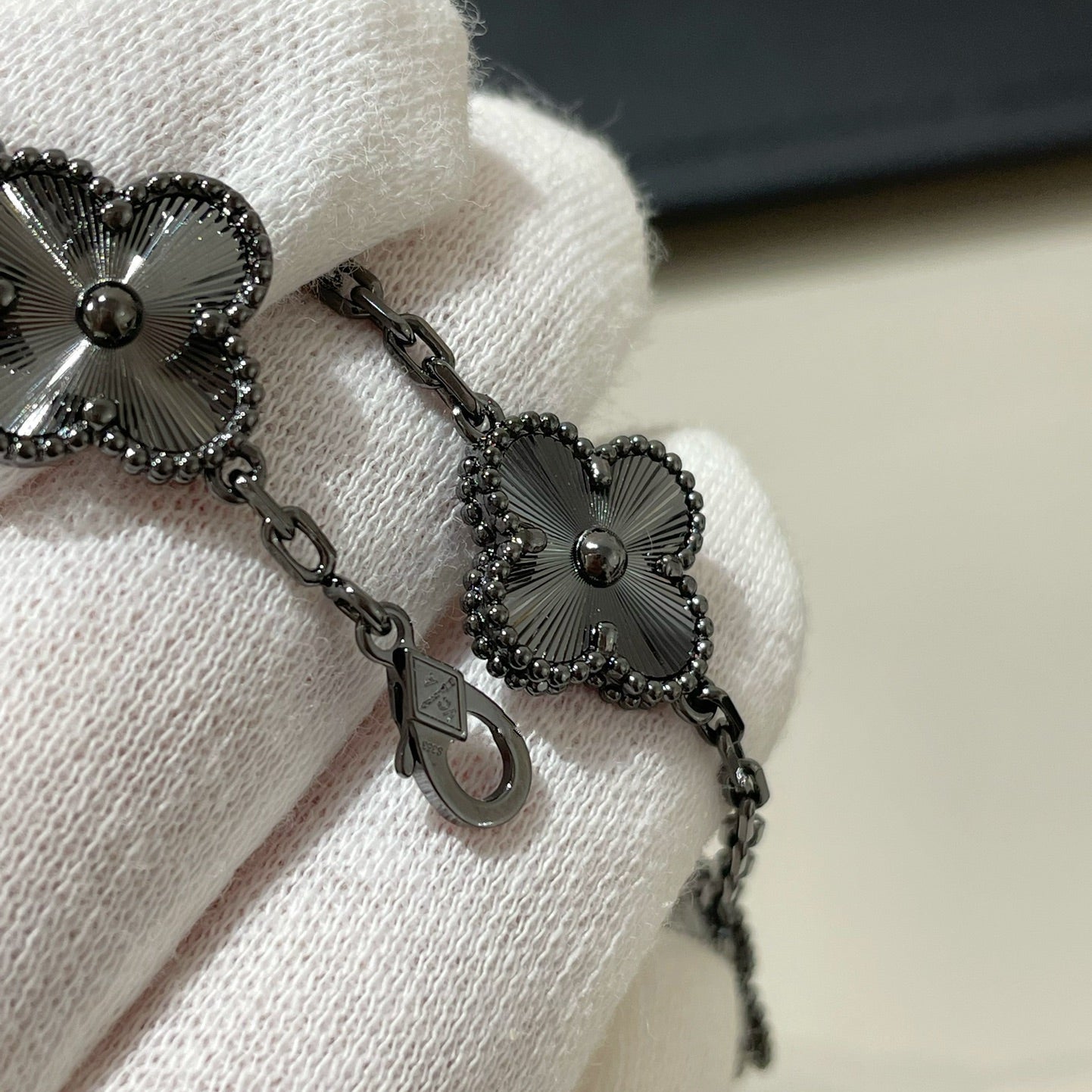 [✨ROSE💎]CLOVER 5 MOTIF BLACK BRACELET