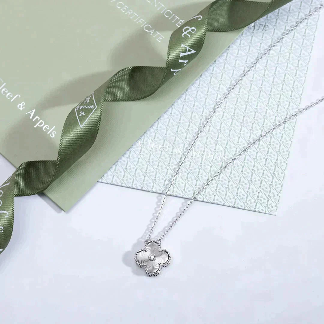 [✨ROSE💎]CLOVER  15MM DIAMOND LASER NECKLACE SILVER