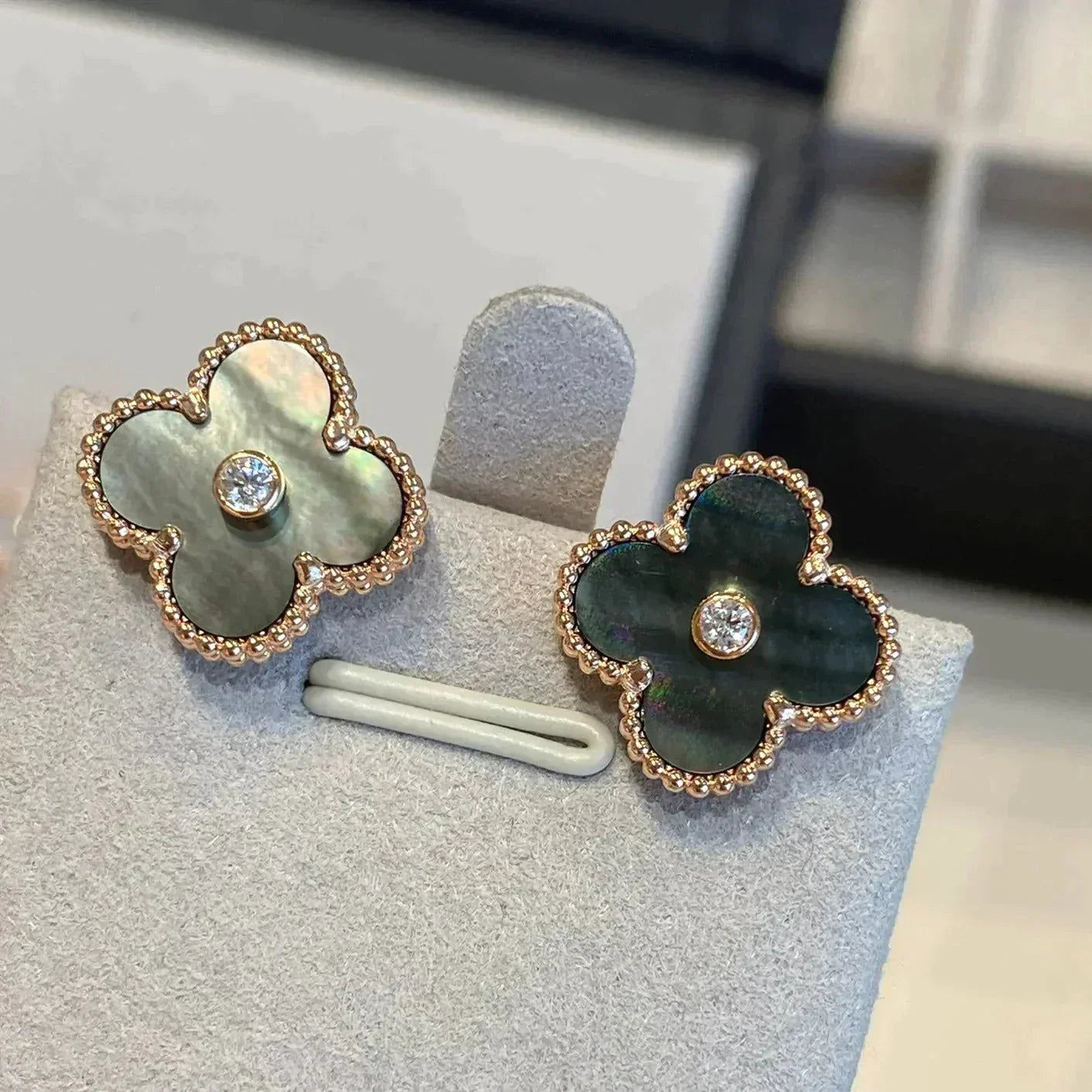 [✨ROSE💎]CLOVER MEDIUM 1 MOTIFS GRAY MOP  DIAMOND EARRINGS