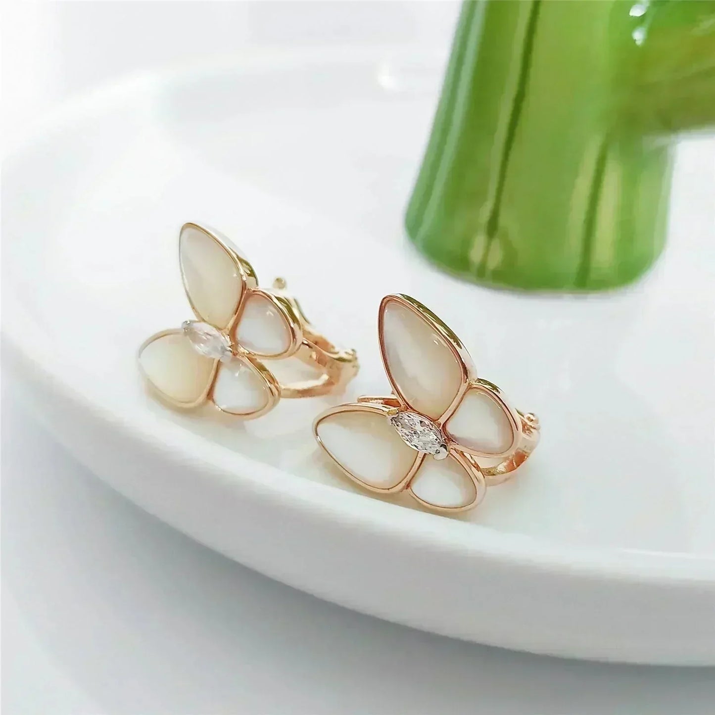 [✨ROSE💎]BUTTERFLY MOP DIAMOND EARRINGS