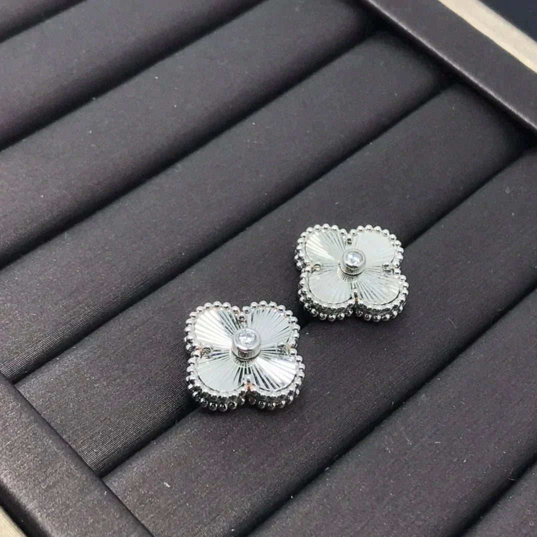 [✨ROSE💎]CLOVER MINI 9.5MM LASER EARRINGS