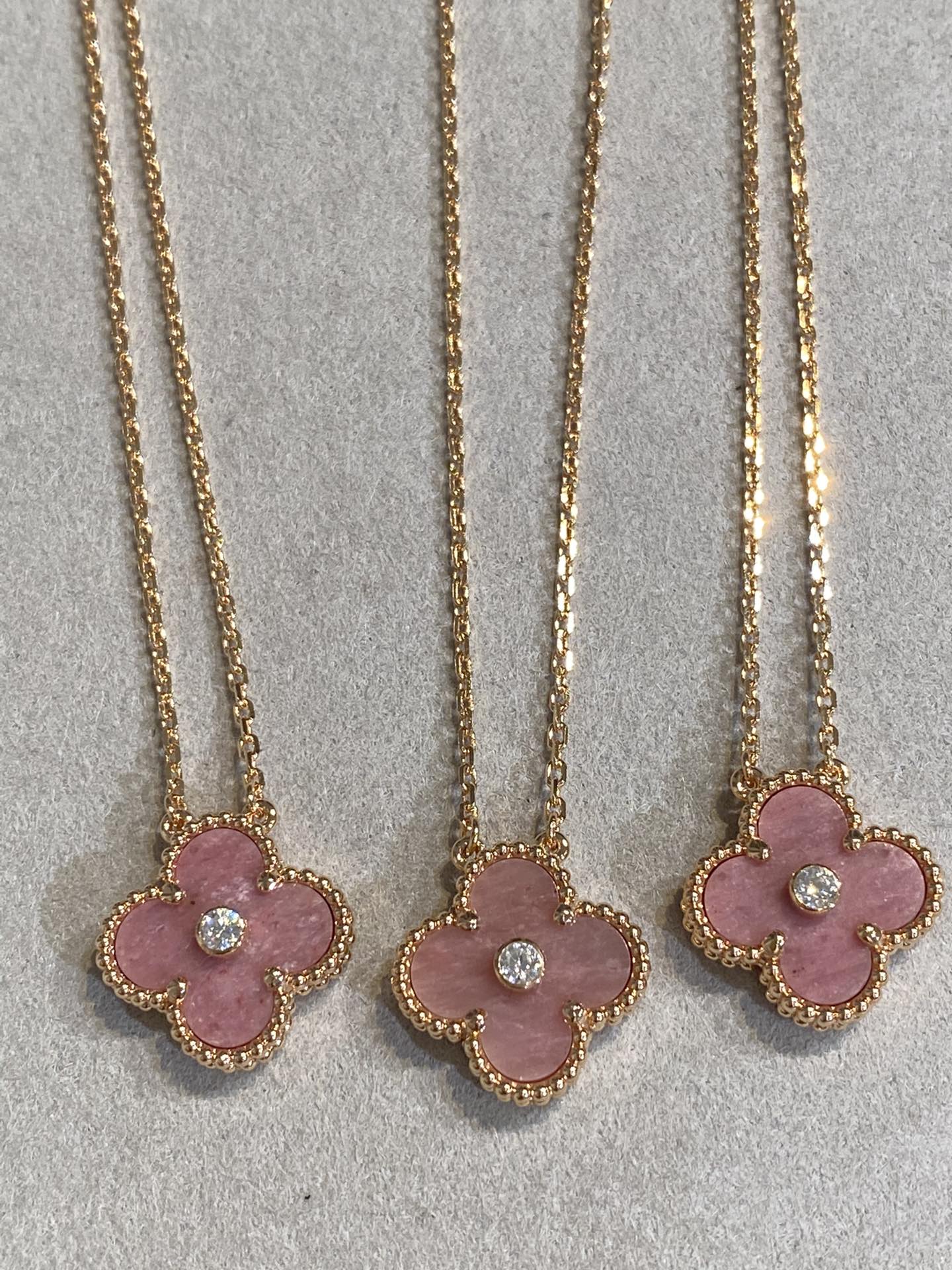 [✨ROSE💎]CLOVER 15MM DIAMOND RHODONITE NECKLACE