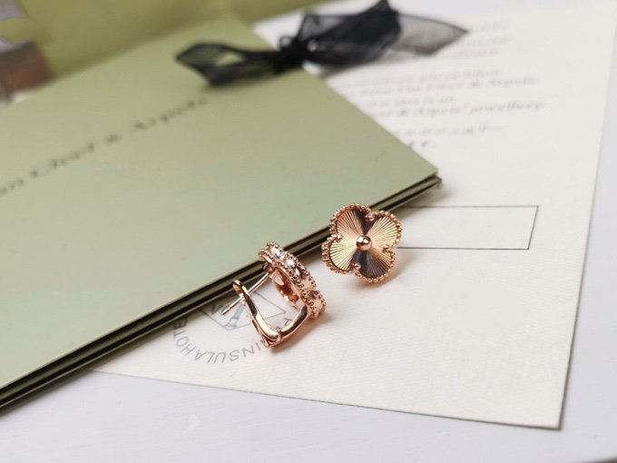 [✨ROSE💎]CLOVER MEDIUM STUD EARRINGS
