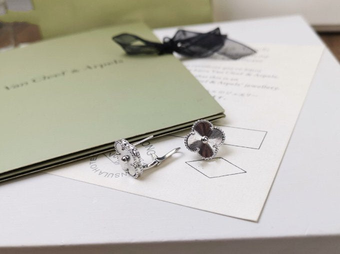 [✨ROSE💎]CLOVER MEDIUM STUD EARRINGS