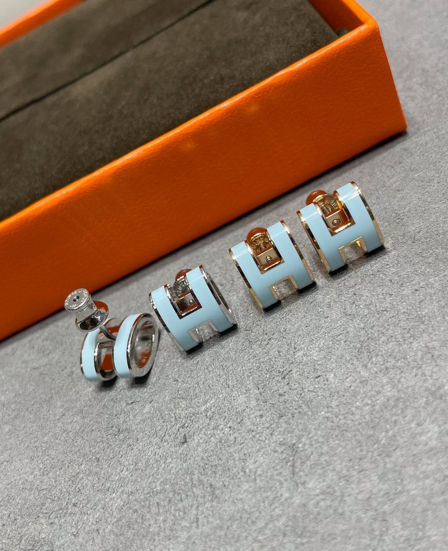 [✨ROSE💎]POP H SKY BLUE STUD EARRINGS