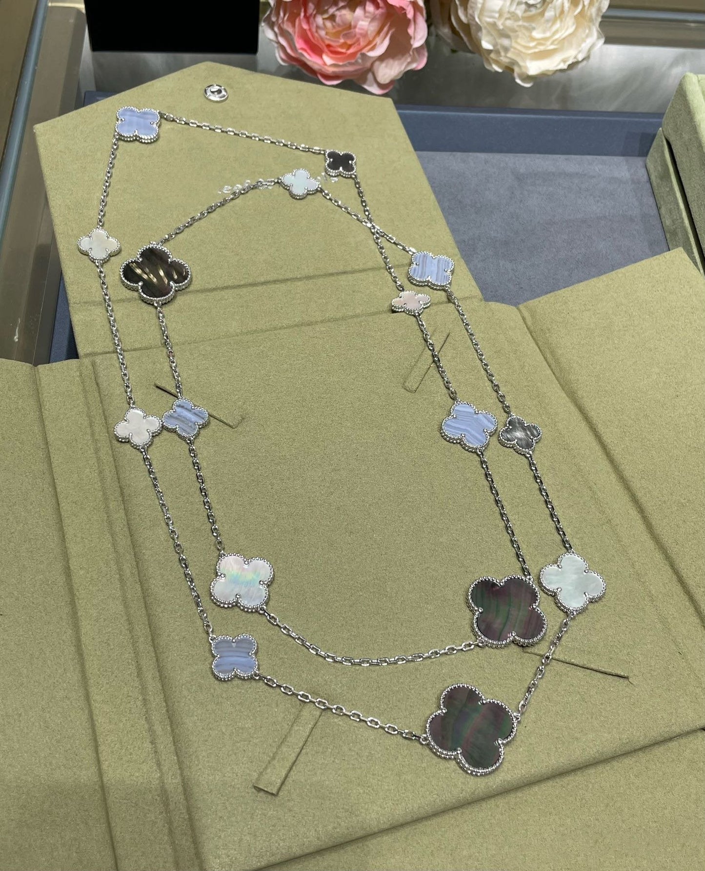 [✨ROSE💎]CLOVER 16 MOTIF CHALCEDONY MOP SILVER NECKLACE