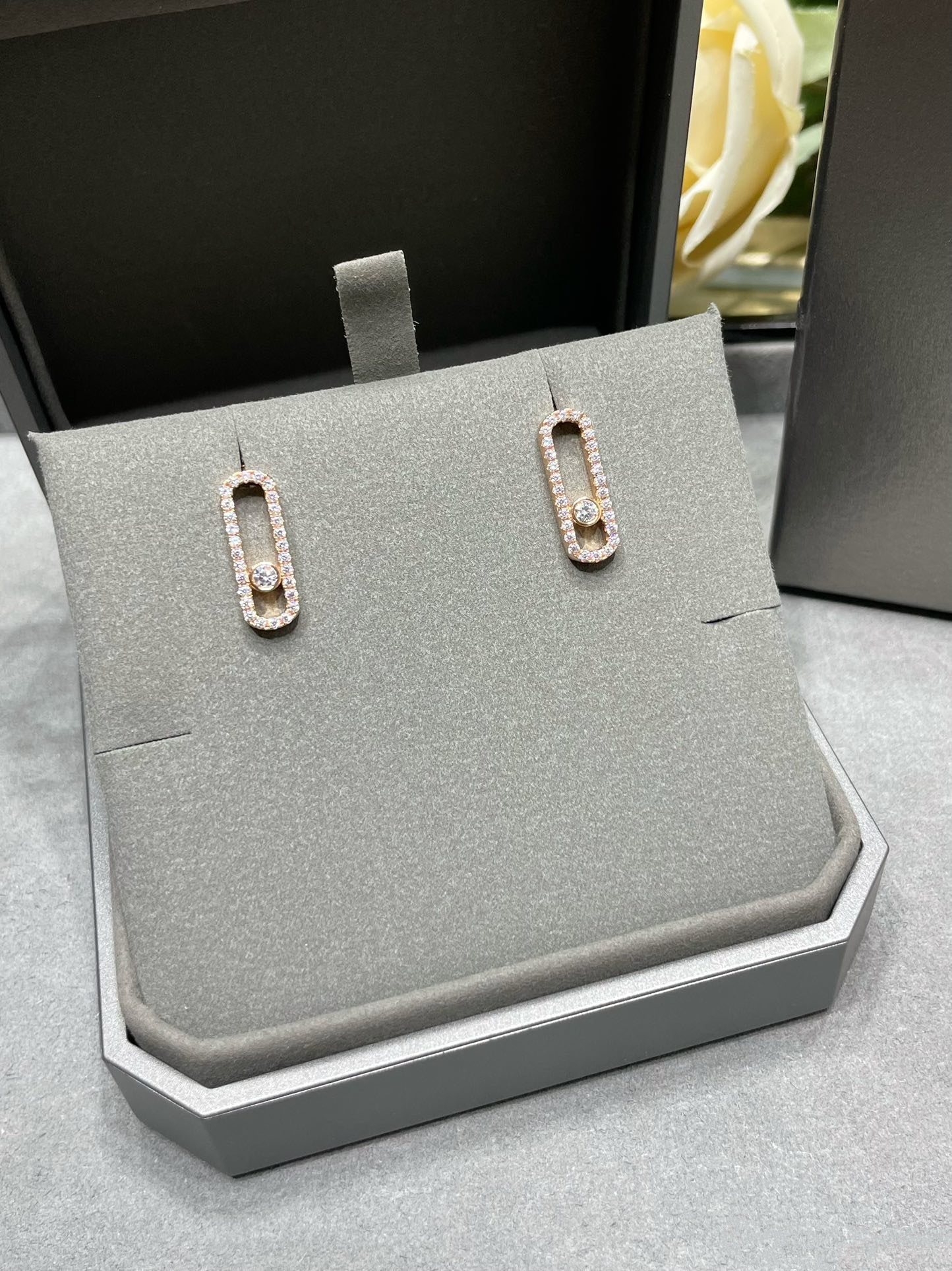 [✨ROSE💎]MOVE UNO STUD DIAMOND PAVED EARRINGS
