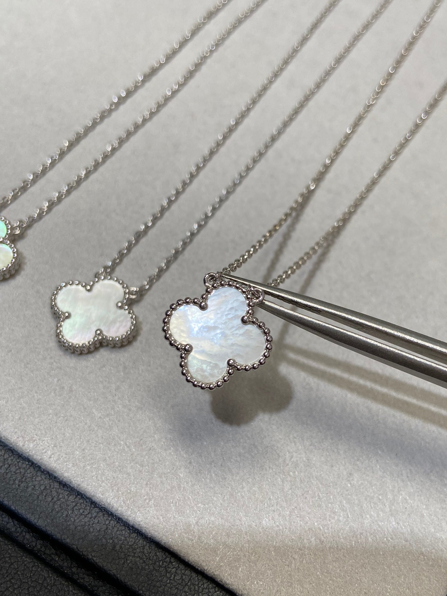 [✨ROSE💎]CLOVER MEDIUM SILVER WHITE MOP NECKLACE