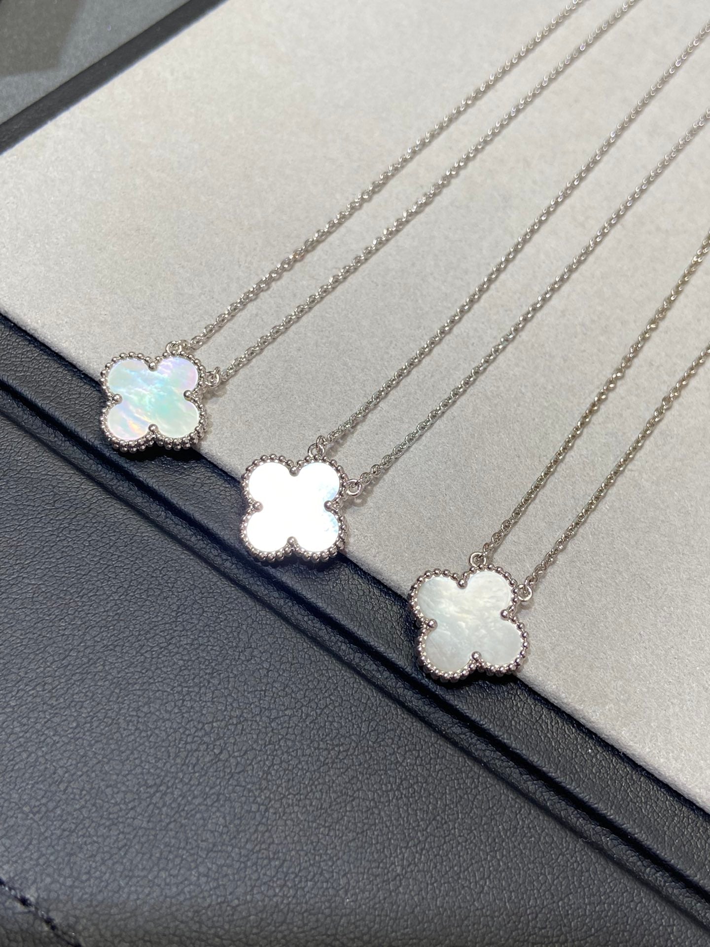 [✨ROSE💎]CLOVER MEDIUM SILVER WHITE MOP NECKLACE