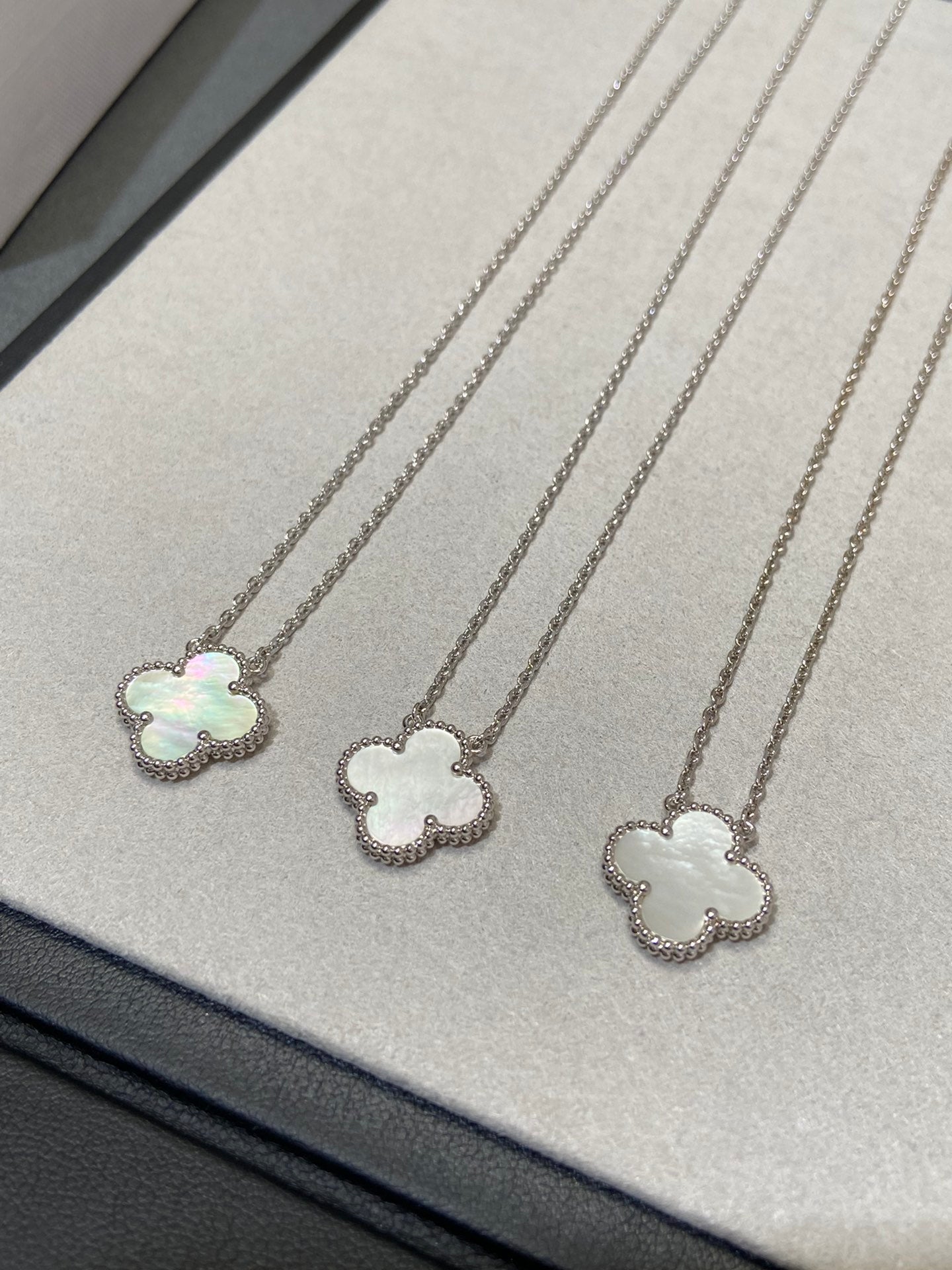 [✨ROSE💎]CLOVER MEDIUM SILVER WHITE MOP NECKLACE
