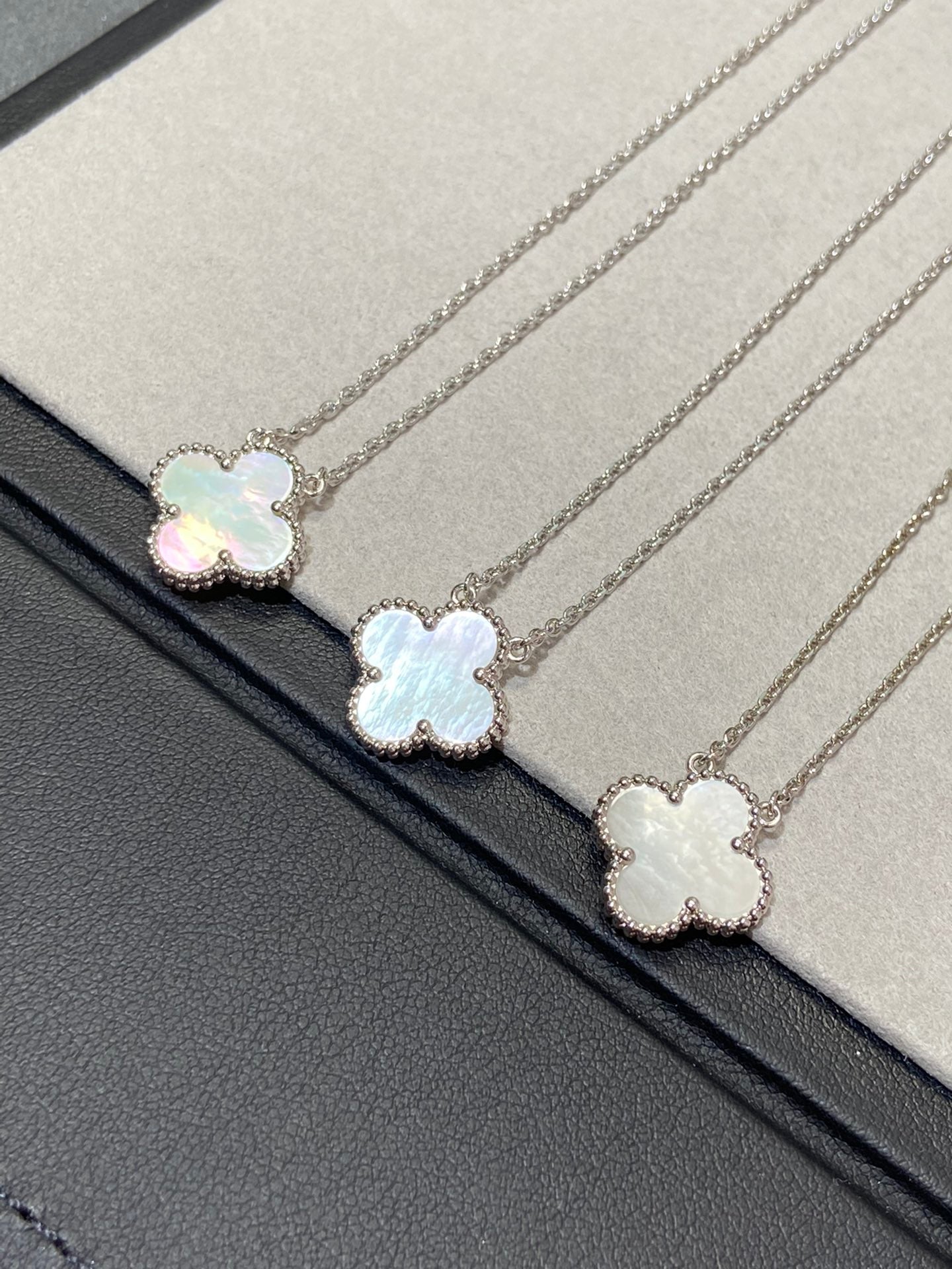 [✨ROSE💎]CLOVER MEDIUM SILVER WHITE MOP NECKLACE