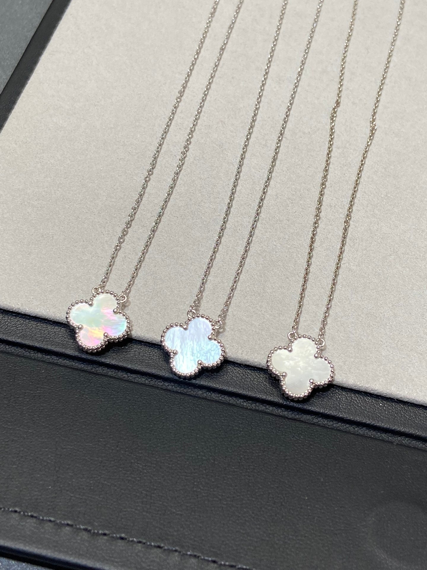 [✨ROSE💎]CLOVER MEDIUM SILVER WHITE MOP NECKLACE
