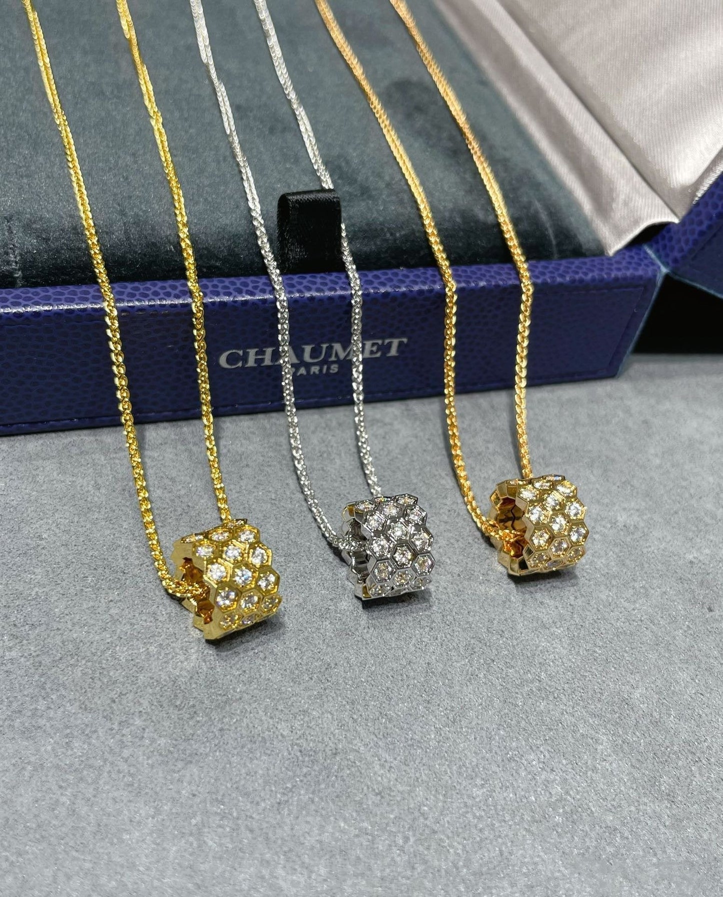 [✨ROSE💎]BEE LOVE DIAMOND PAVED 3 ROW NECKLACE
