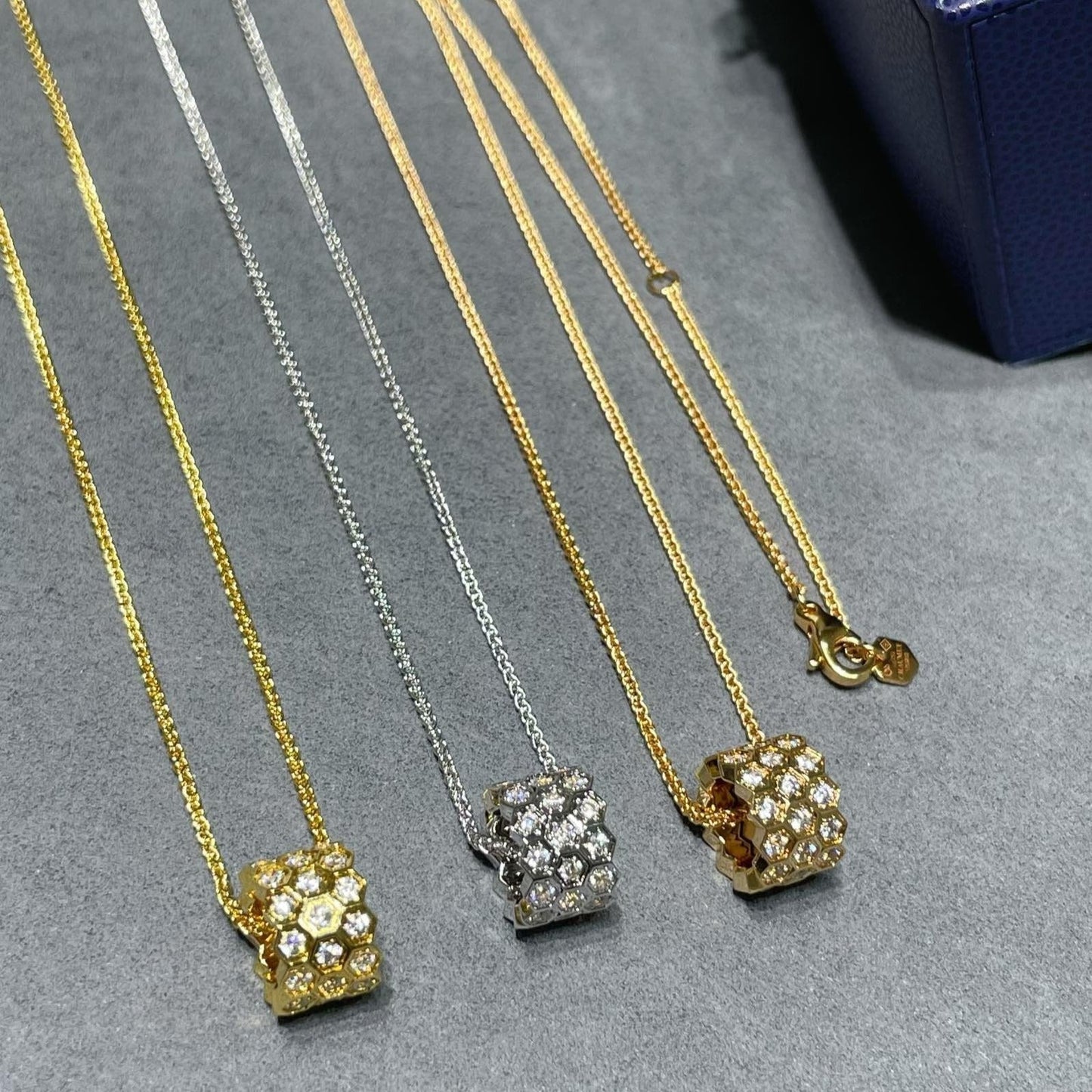 [✨ROSE💎]BEE LOVE DIAMOND PAVED 3 ROW NECKLACE