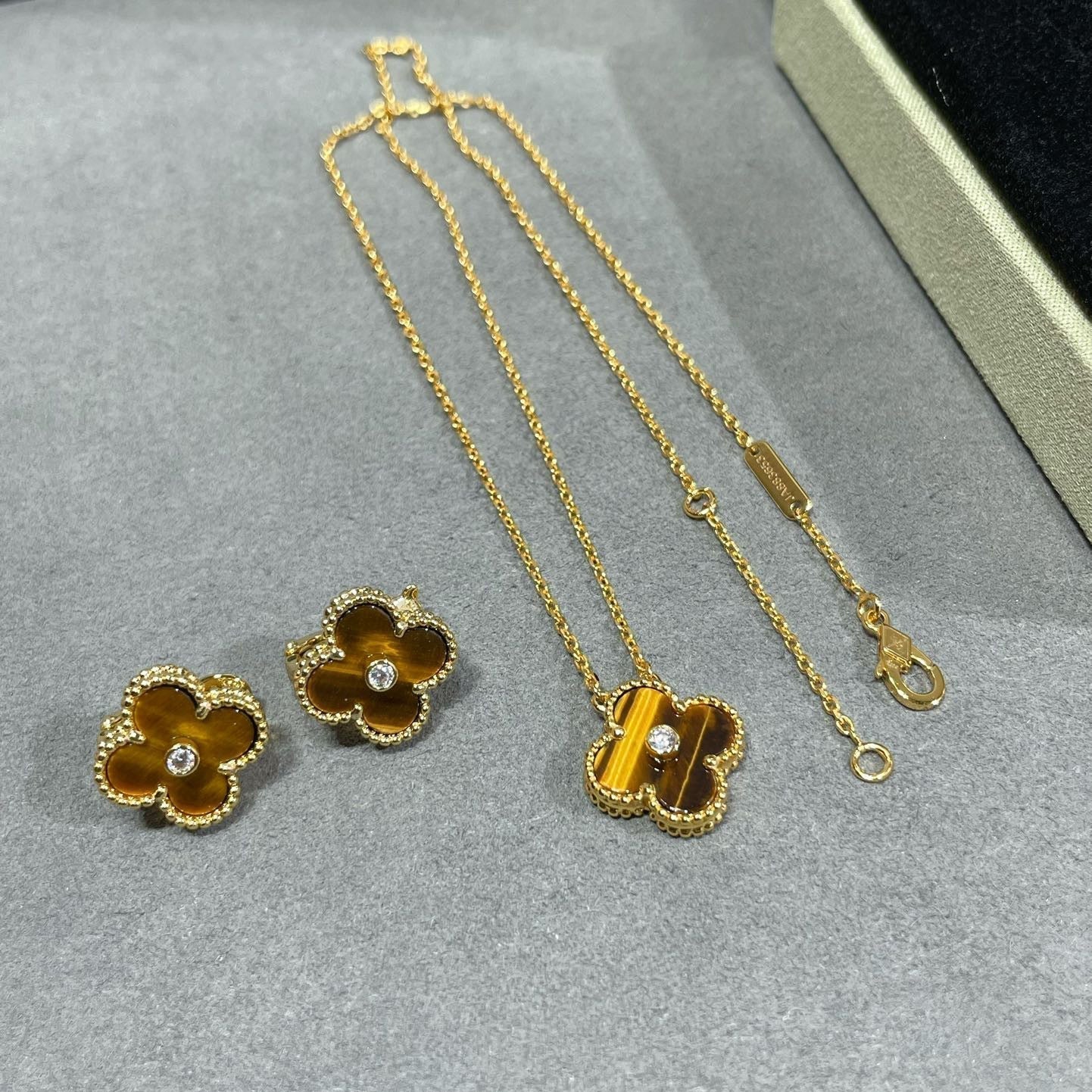 [✨ROSE💎]CLOVER 15MM DIAMOND AND YELLOW TIGER'S EYE AGATE necklace