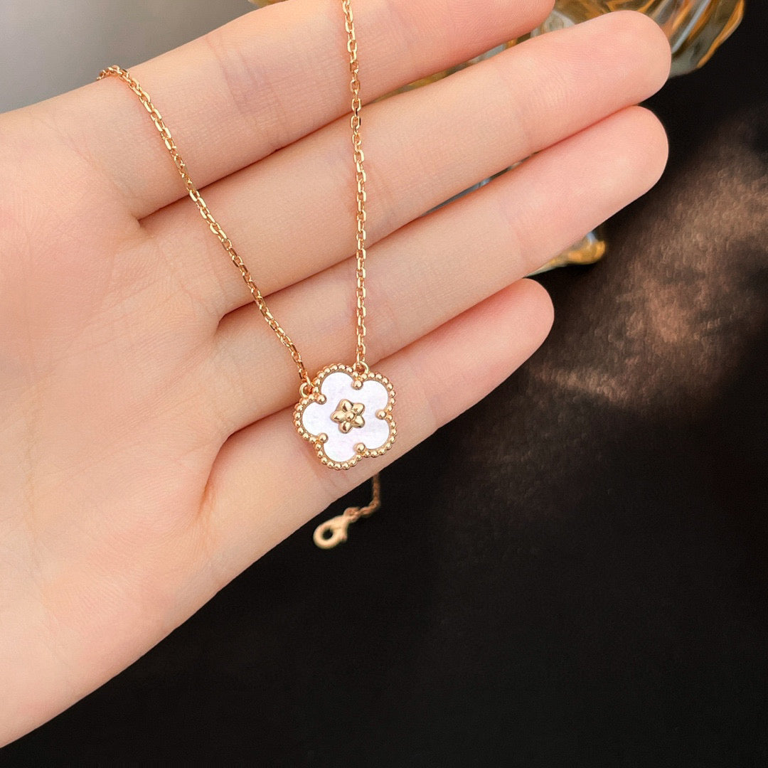 [✨ROSE💎]LUCKY  WHITE MOP  PLUM BLOSSOM NECKLACE