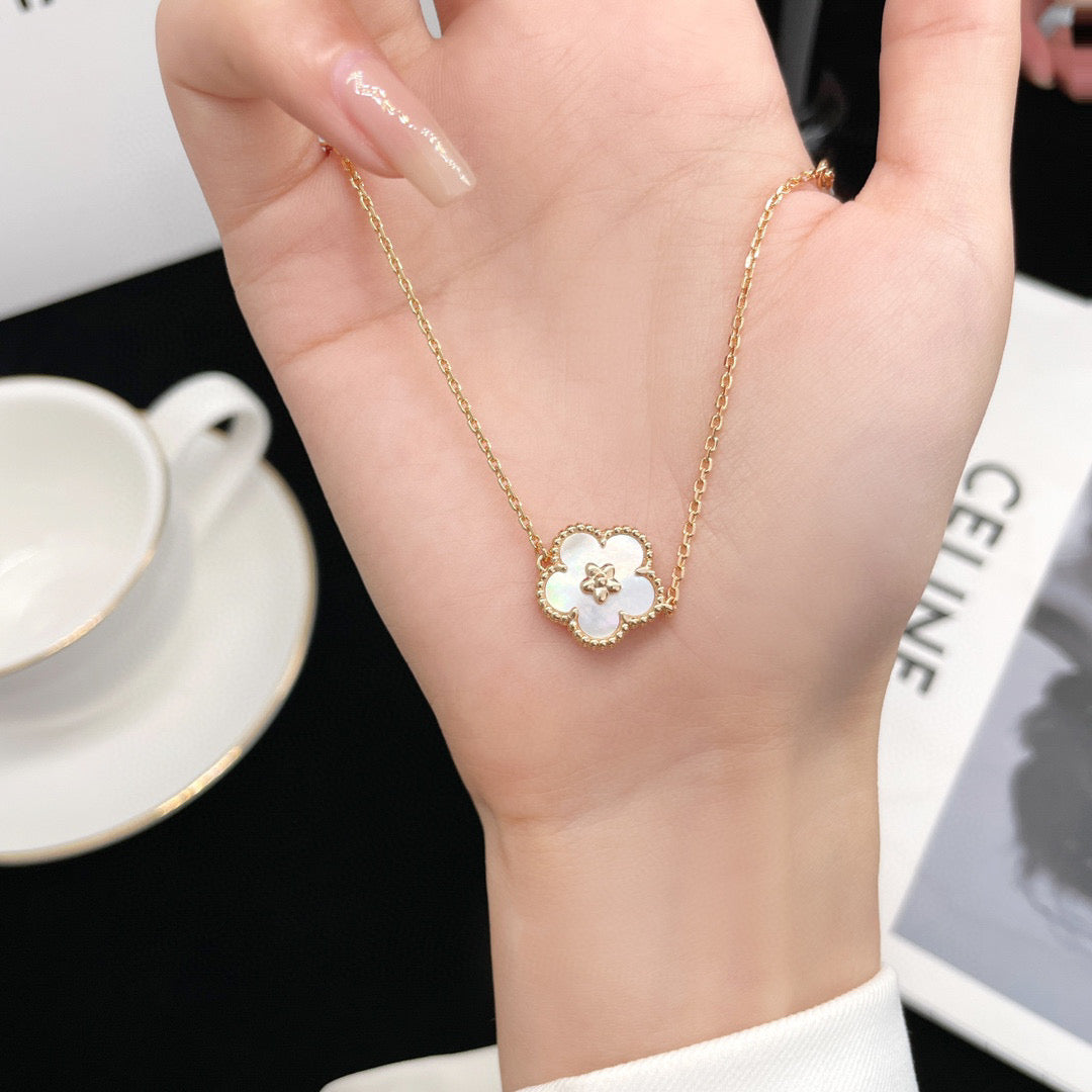 [✨ROSE💎]LUCKY WHITE MOP PLUM BLOSSOM  BRACELET