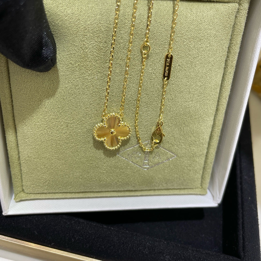 [✨ROSE💎]CLOVER 15MM LASER NECKLACE