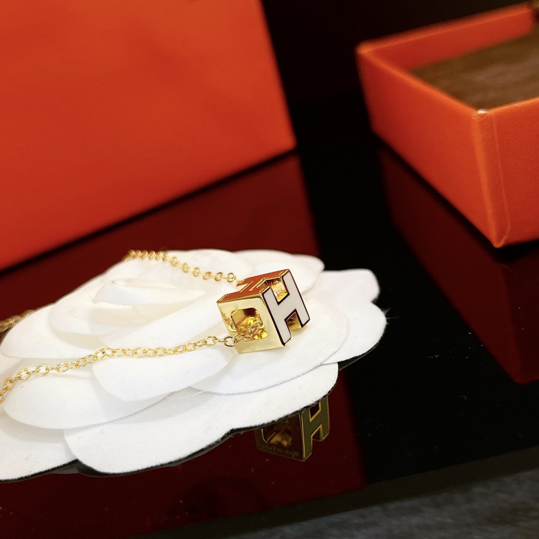 [✨ROSE💎]H WHITE SQUARE GOLD NECKLACE