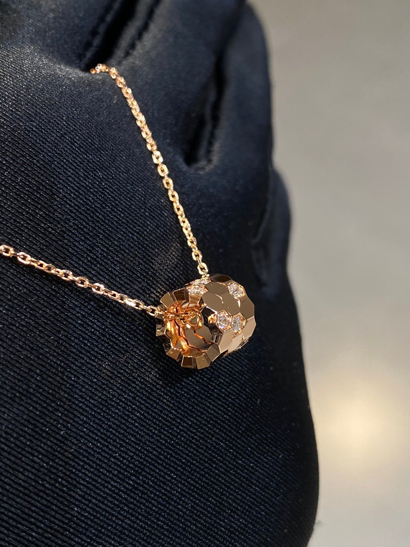 [✨ROSE💎]BEE LOVE DIAMOND NECKLACE