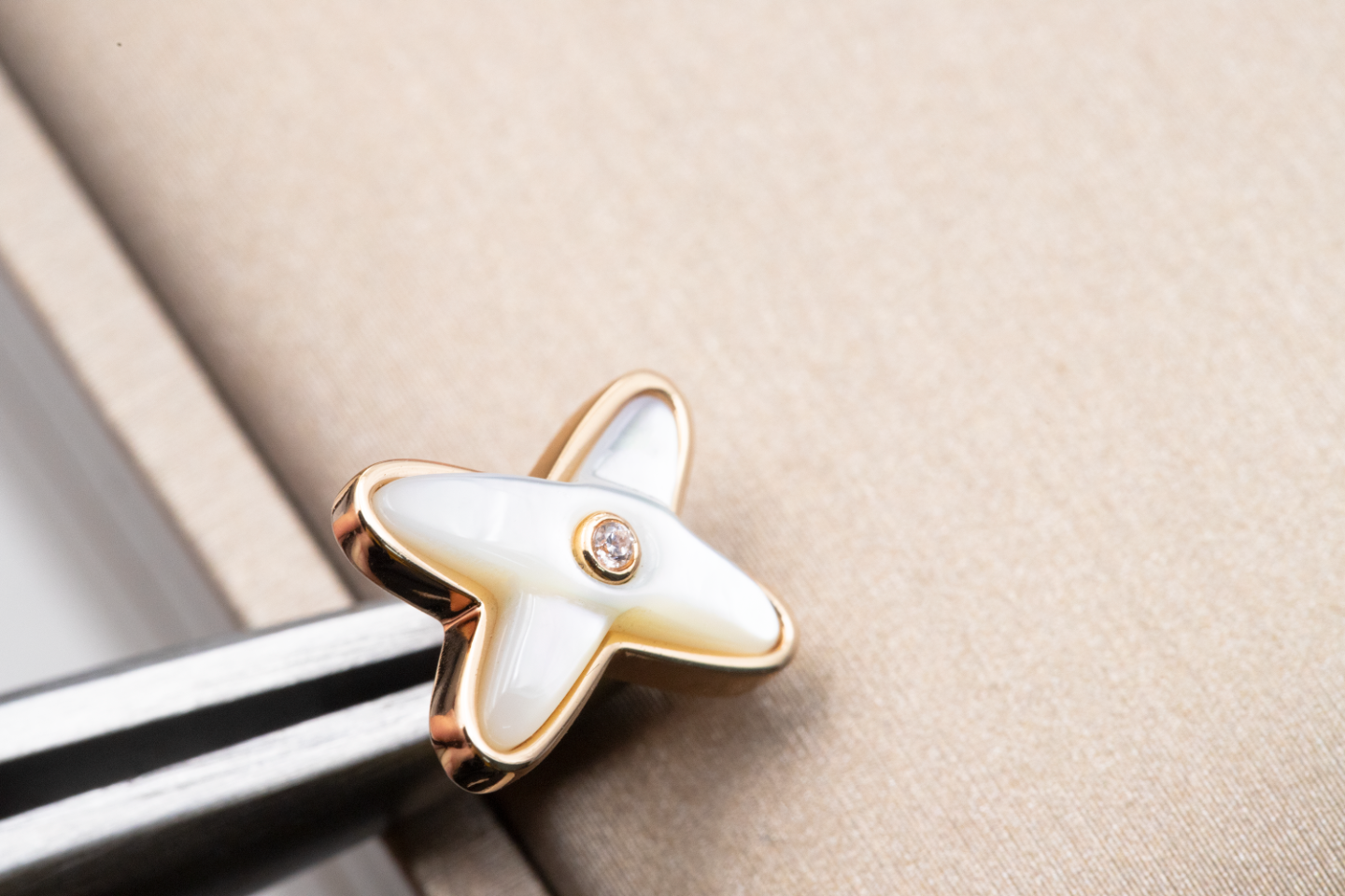 [✨ROSE💎]JEUX DE WHITE MOP ROSE GOLD DIAMOND EARRINGS