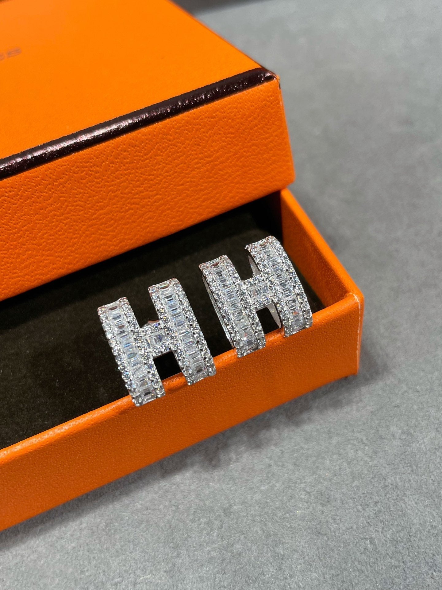 [✨ROSE💎]H STUD EARRINGS WITH SILVER DIAMONDS