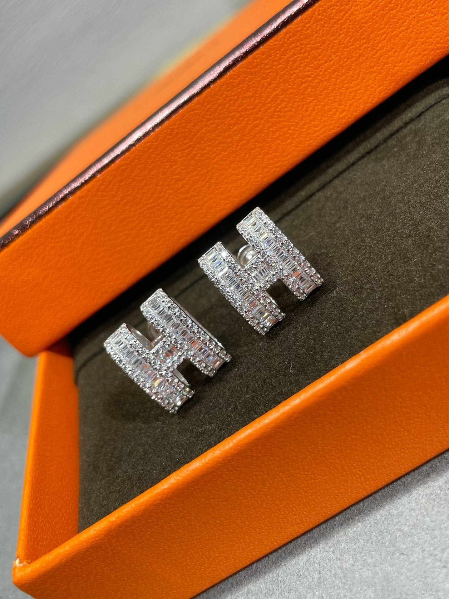 [✨ROSE💎]H STUD EARRINGS WITH SILVER DIAMONDS